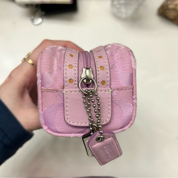 Coach - Picture 3 of 5